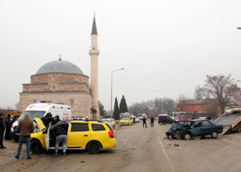 Taksi ile otomobilin çarpıştığı kaza kamerada