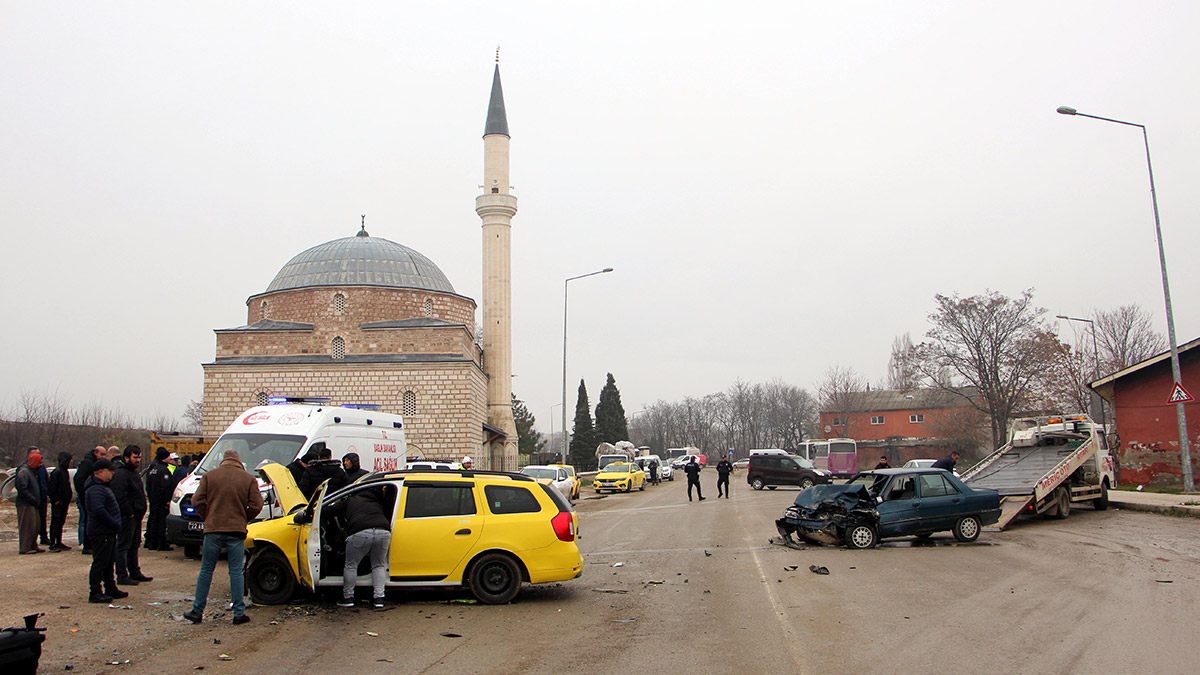 Taksi ile otomobilin çarpıştığı kaza kamerada