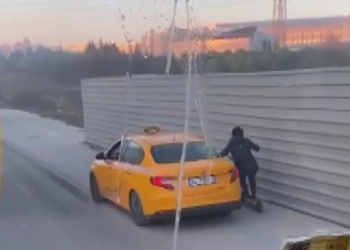 Taksici kaldırımdaki skuterli kadına çarptı