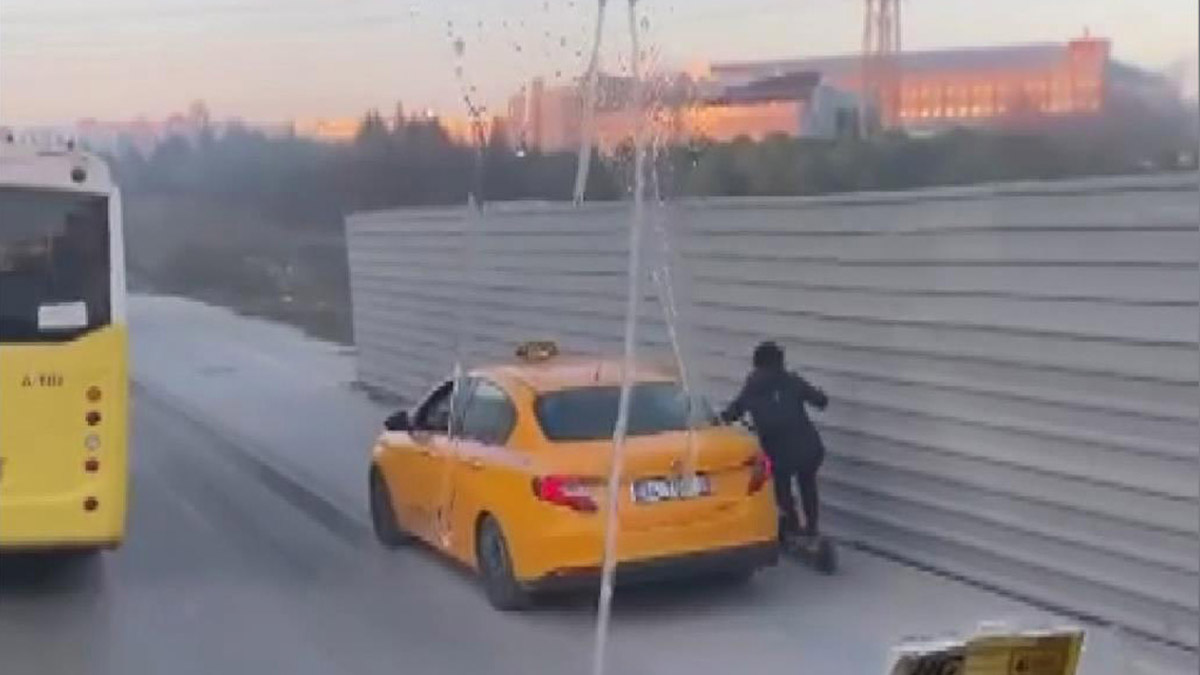 Taksici kaldırımdaki skuterli kadına çarptı