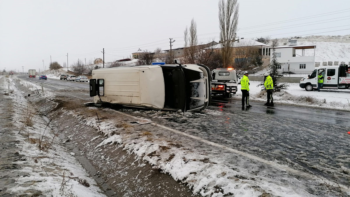 Tarım işçilerinin minibüsü devrildi: 1 ölü, 13 yaralı