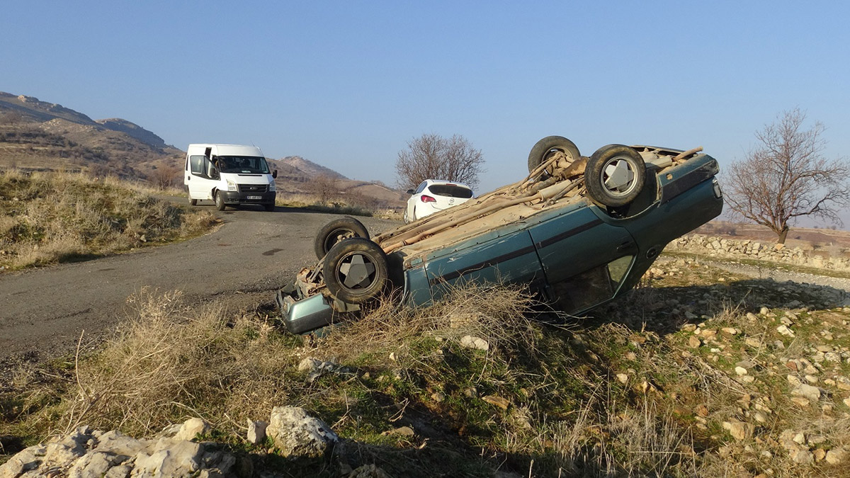 Ters dönmüş bulunan otomobilin sürücüsü kayıp 