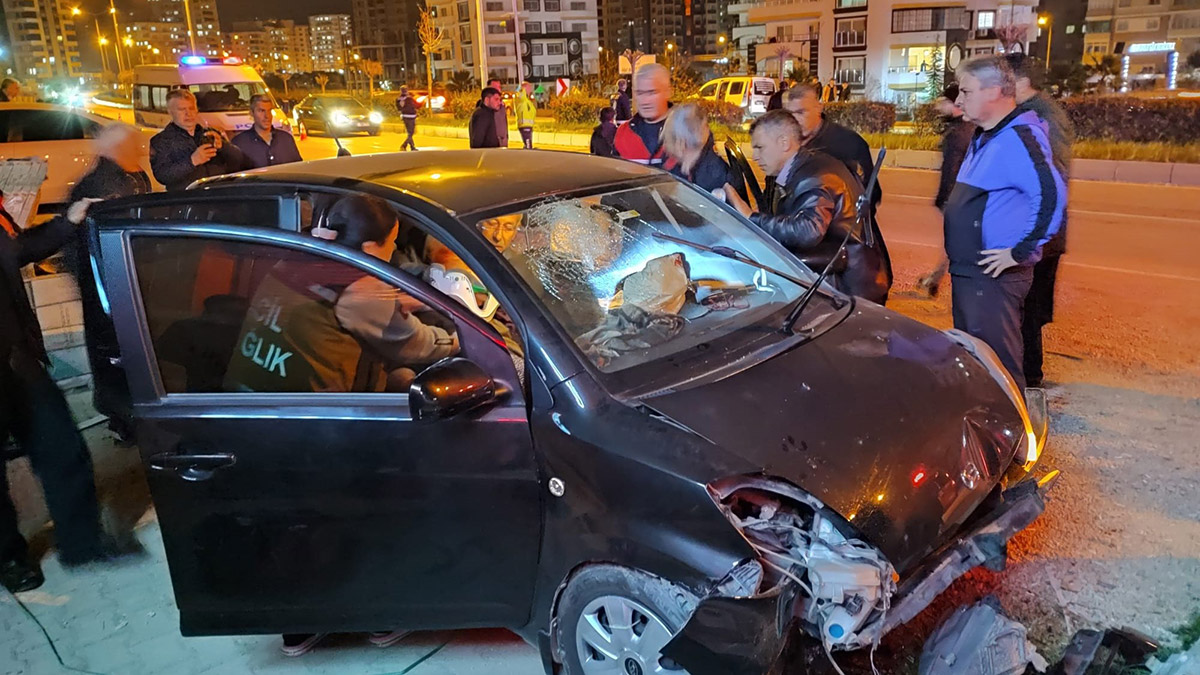 Tilkiye çarpan otomobil, kaldırıma çıktı: 4 yaralı