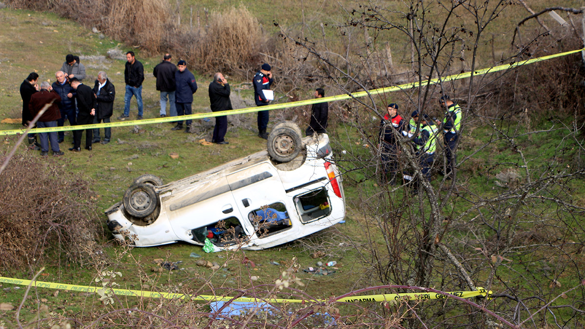 Tokat'ta hafif ticari araç devrildi: 2 ölü, 3 yaralı 