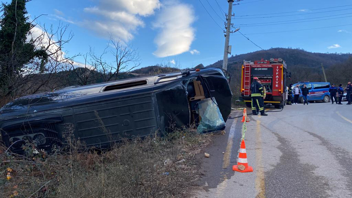 Turistleri taşıyan minibüs devrildi: 7 yaralı
