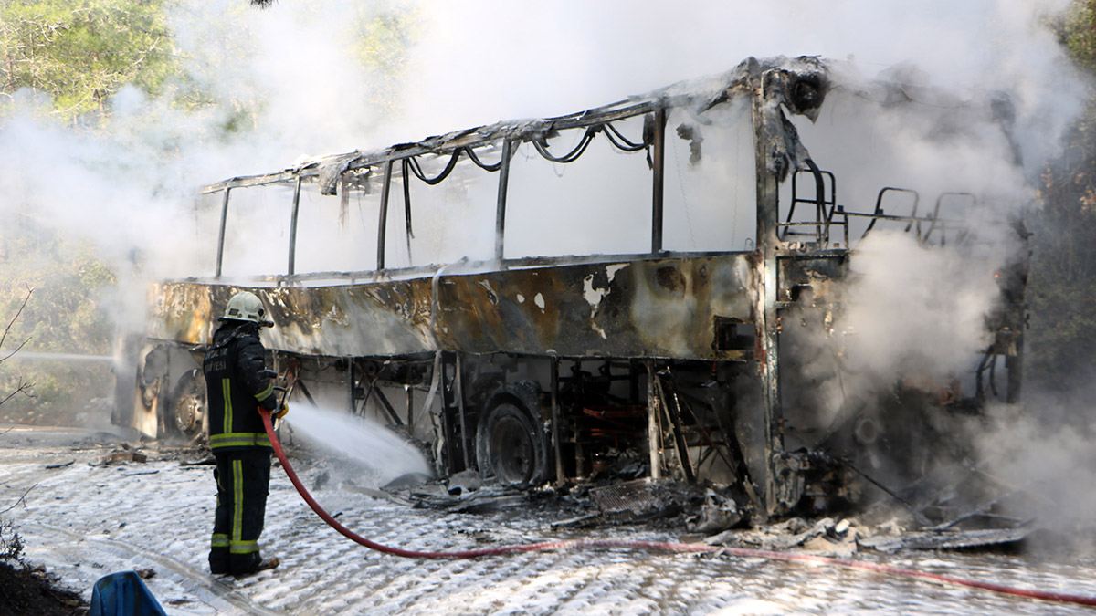Turistlerin tur otobüsü yangında küle döndü