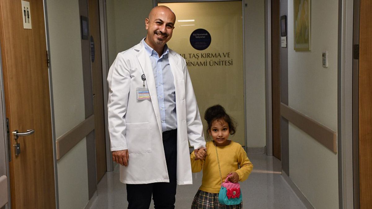 Türkiye'nin mesane pili takılan en küçük hastası