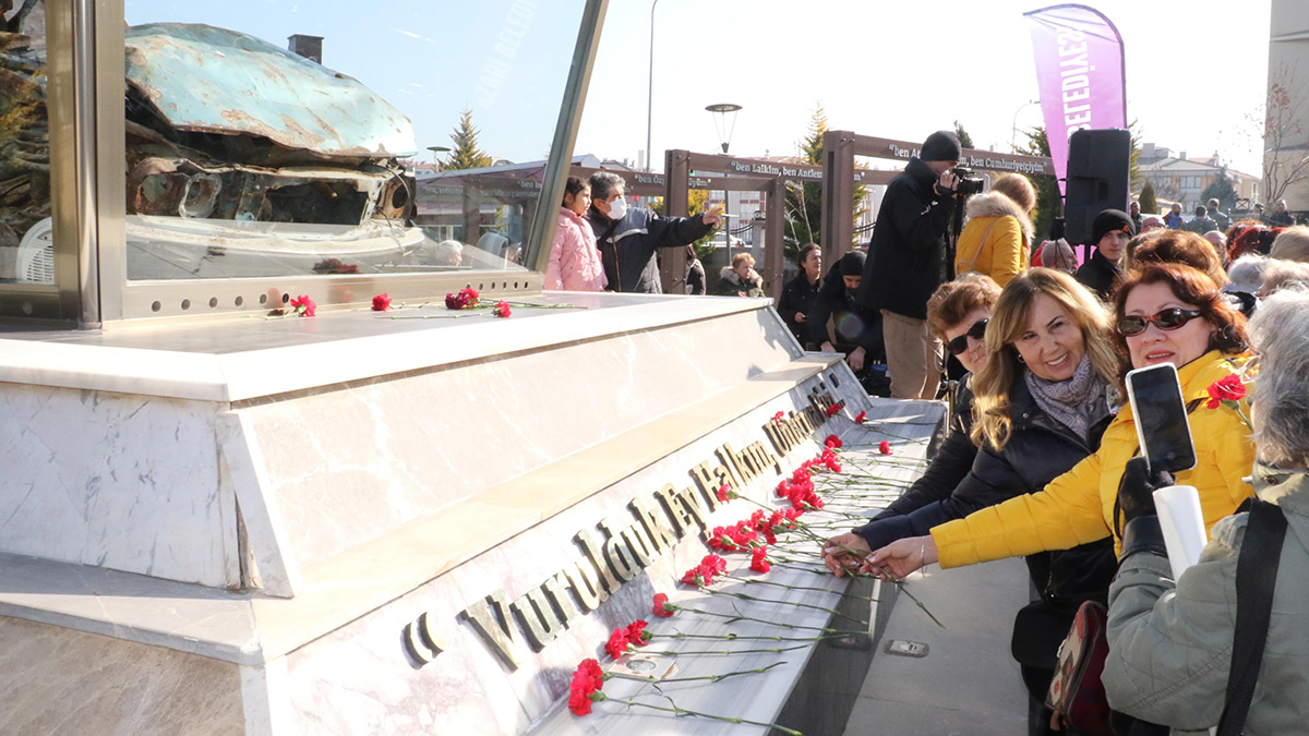 Uğur Mumcu Eskişehir’de karanfillerle anıldı