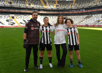 Ünlü isimler, kız futbolcular ile penaltı atışı yaptı