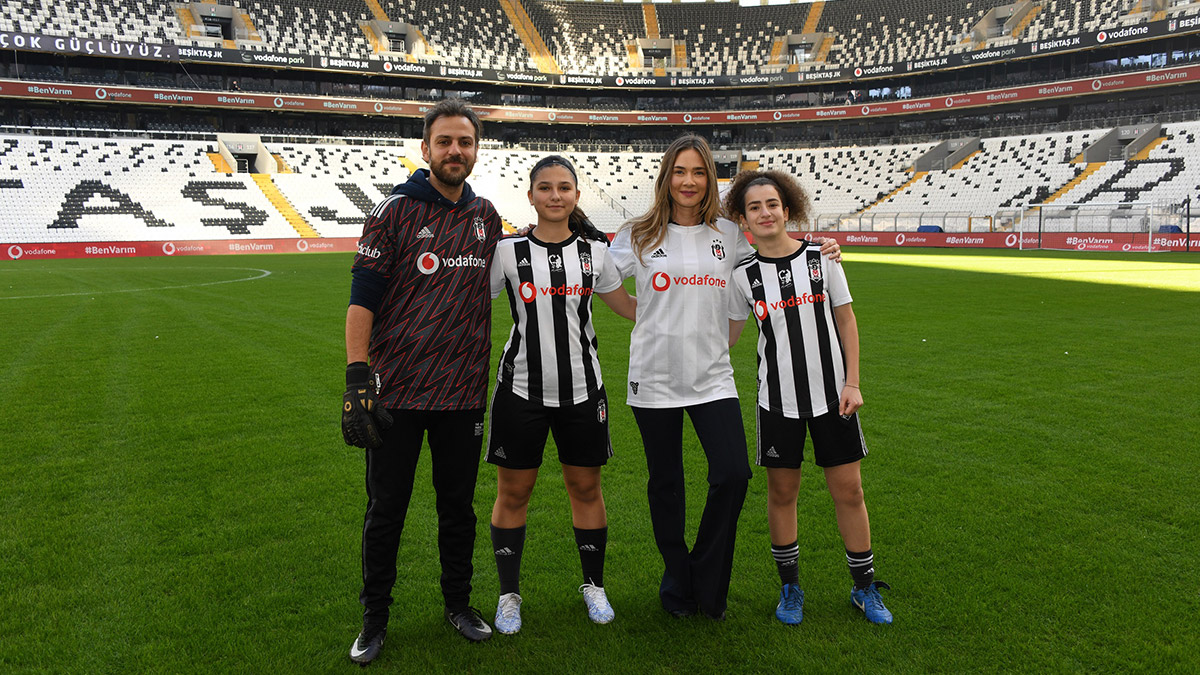 Ünlü isimler, kız futbolcular ile penaltı atışı yaptı