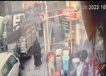 Üsküdar'da beton mikseri binaya çarptı
