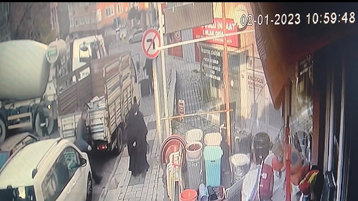 Üsküdar'da beton mikseri binaya çarptı