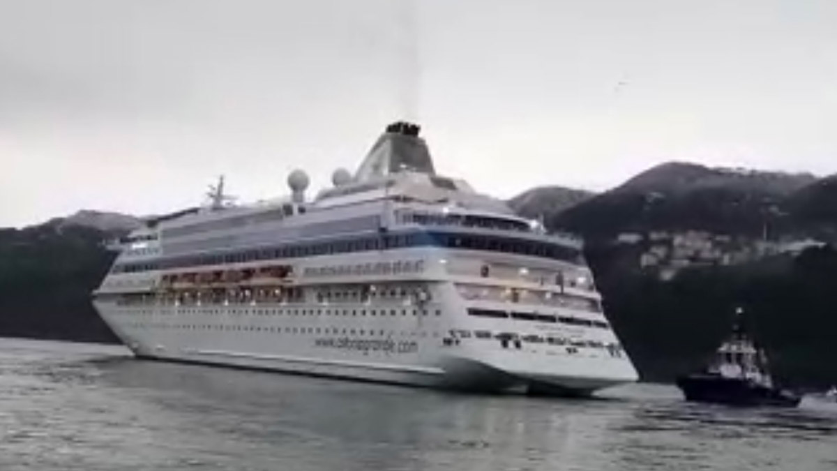 Usturmaçalara çarpan kruvaziyer İstanbul'a götürülüyor