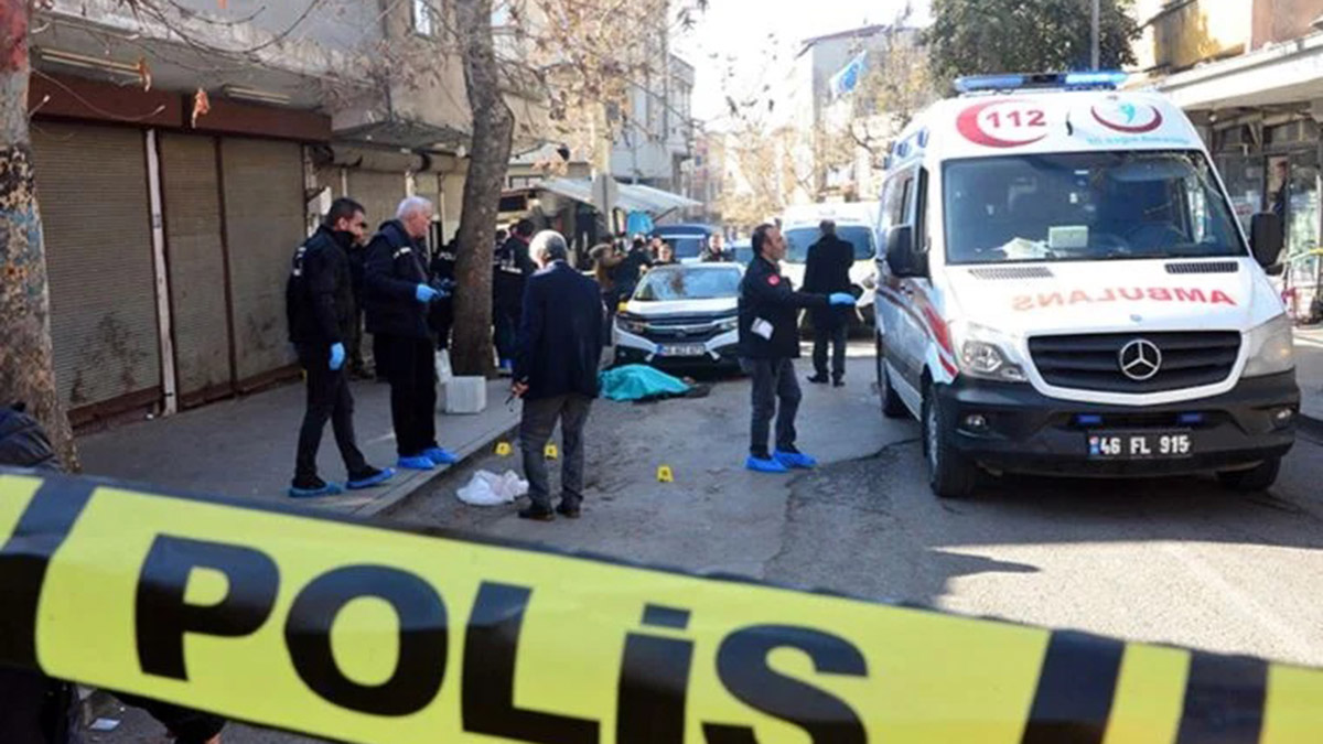 Üzerine oturduğu adamı dakikalarca darbetti