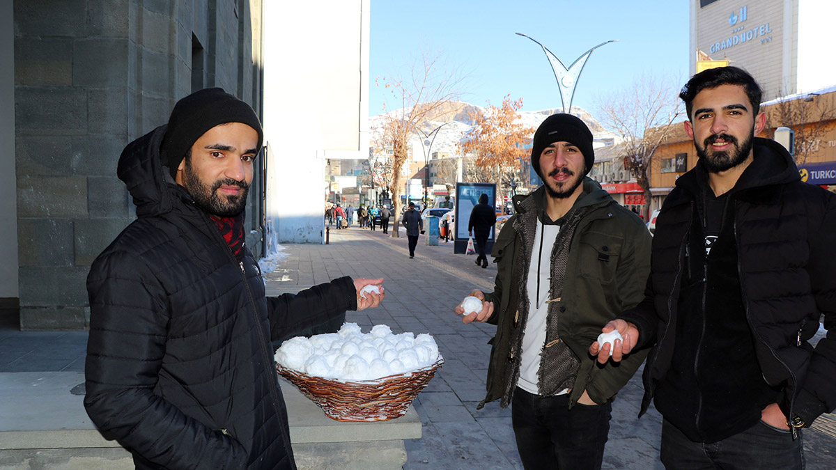 Van Gölü'ndeki kuraklığa 'kar topu' ile dikkat çekti