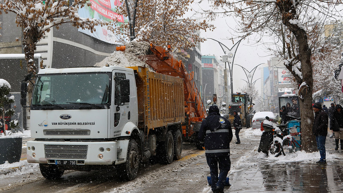 Van'da kardan kapanan yollar ulaşıma açılıyor