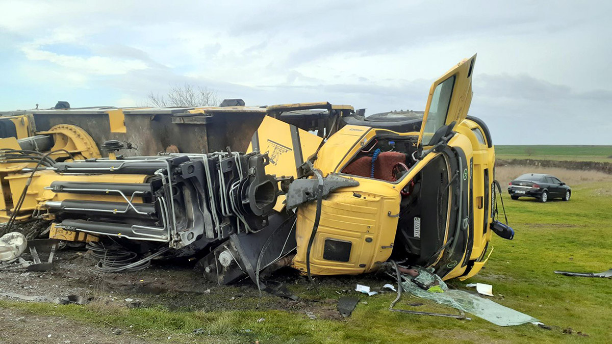 Vinçli kamyon devrildi; 1 ölü, 1 yaralı