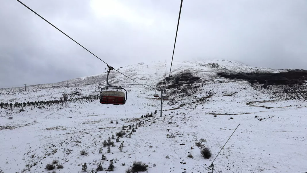 Yıldız Dağı Kayak Merkezi'ne kar yağdı