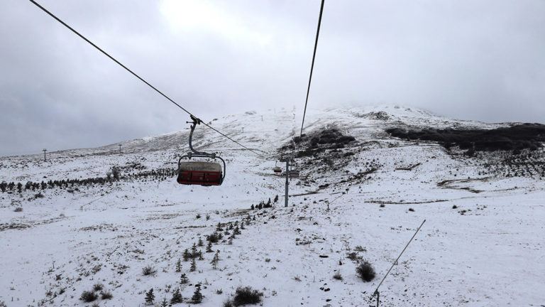 Yıldız Dağı Kayak Merkezi’ne kar yağdı