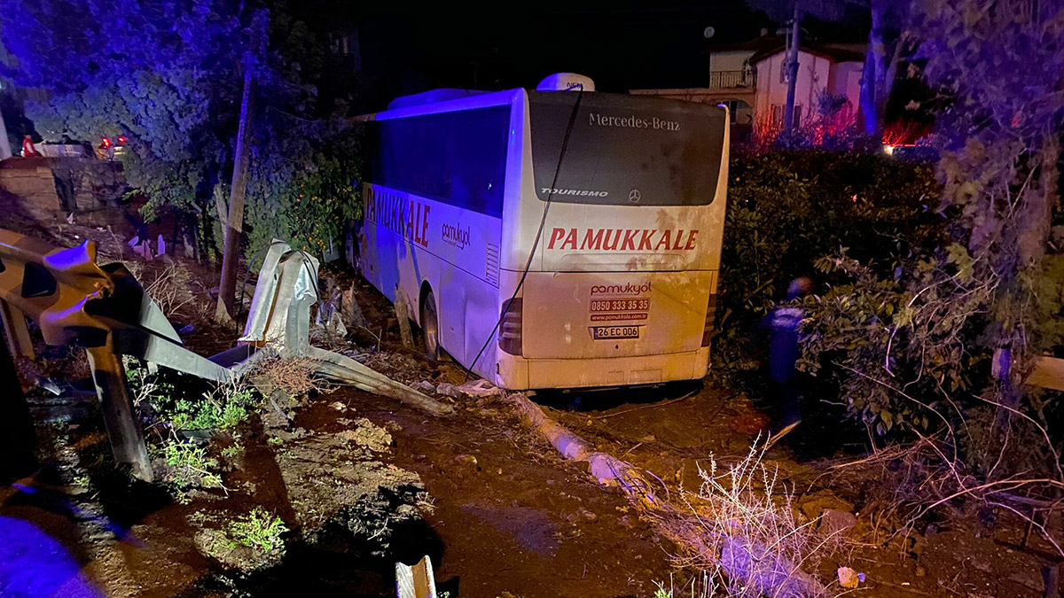 Yolcu otobüsü meyve bahçesine savruldu: 7 yaralı