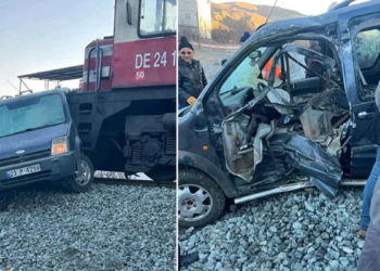 Yük treni hafif ticari araca çarptı: 1 yaralı