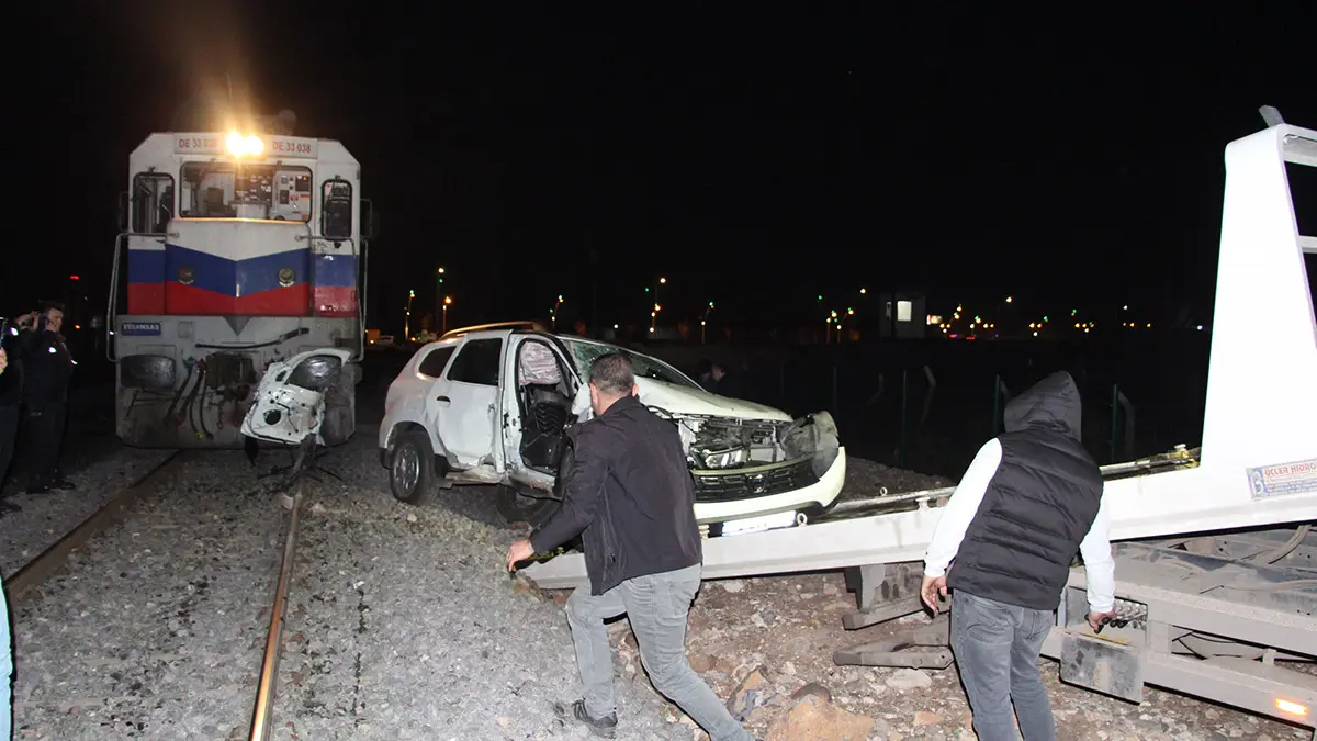 Yük treni hemzemin geçitte otomobile çarptı: 4 yaralı