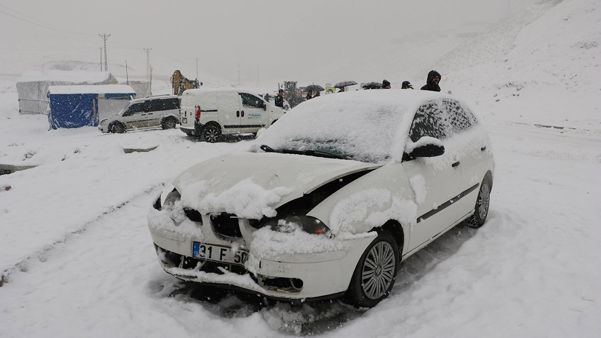 Yüksekova'da kar yağışı hayatı felç etti