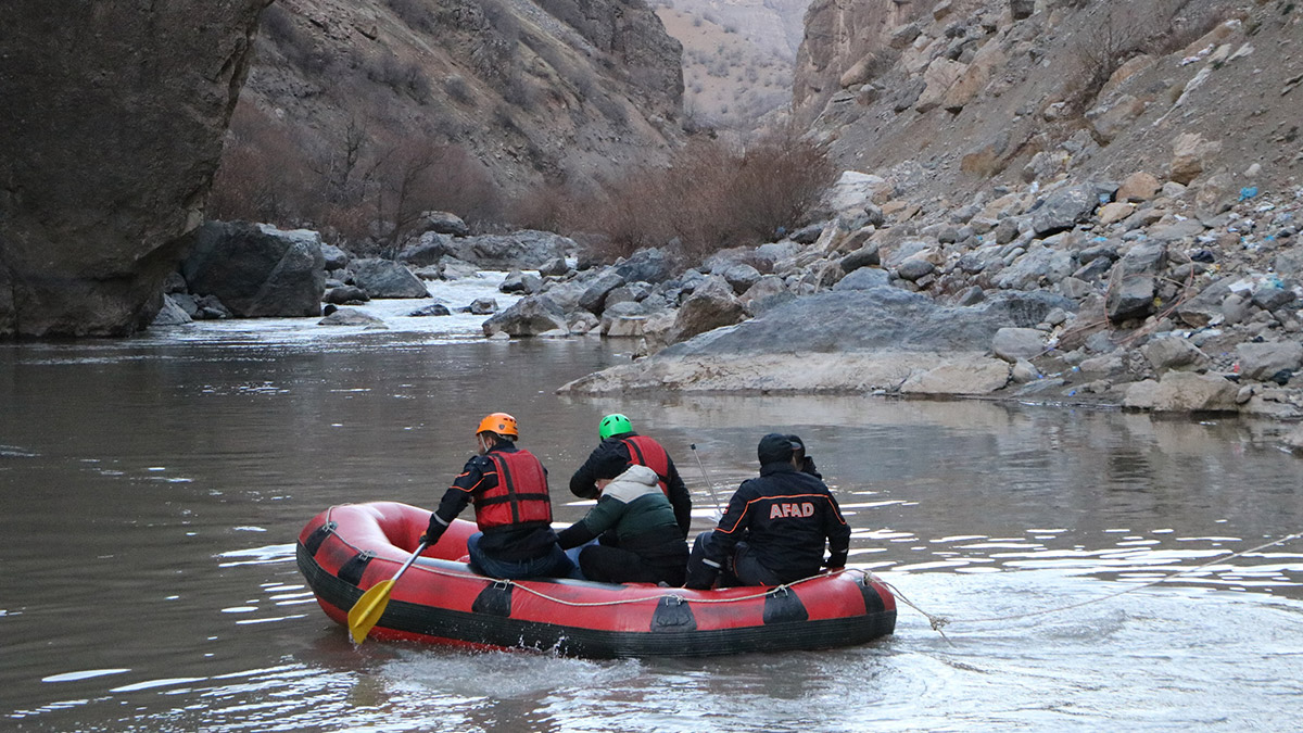 Zap Suyu kenarında mahsur kalan köpek kurtarıldı