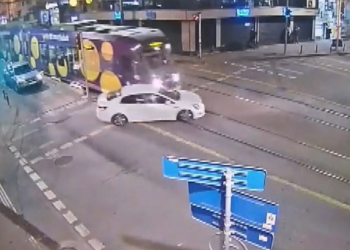 Zeytinburnu'nda tramvay otomobile çarptı