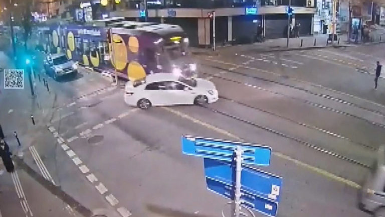 Zeytinburnu’nda tramvay otomobile çarptı
