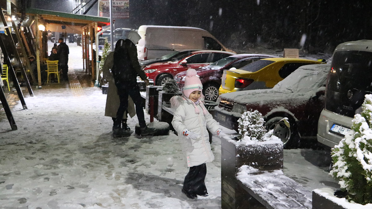 Zonguldak'ta gece kar yağışı etkili oldu