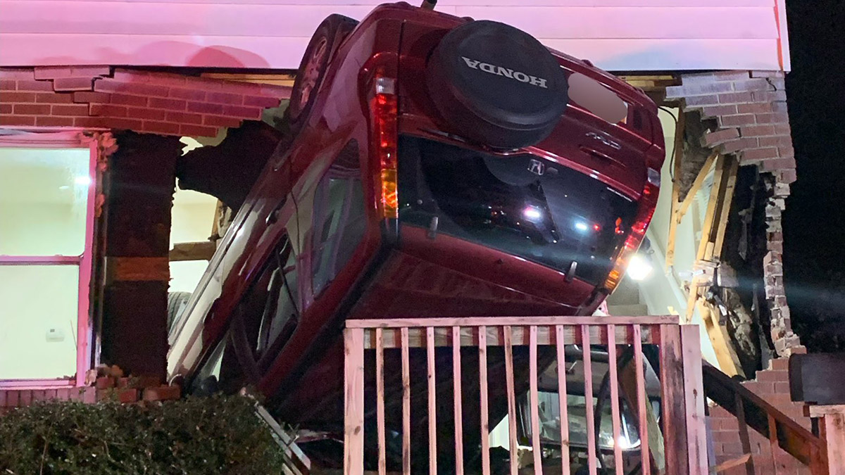 Araç ters dönerek evin alt katına daldı