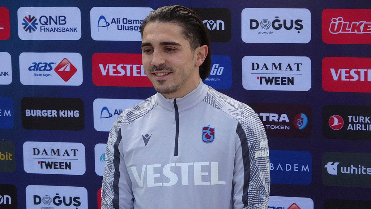 Trabzonsporlu futbolcu Abdülkadir Ömür, takımının ilk devrede istenilen skorları alamaması nedeniyle yaşanan dalgalanmalara ilişkin, “Bizim takımın 5 tane gol yiyebilecek bir takım olduğuna kimse inanmıyor zaten ama bu sene bazı kırılma anlarını atlayamadık. O maçtan sonra hocamız duygusal olarak biraz yıpranmıştı. O anlık duygusal bir karardı diyebiliriz” dedi.