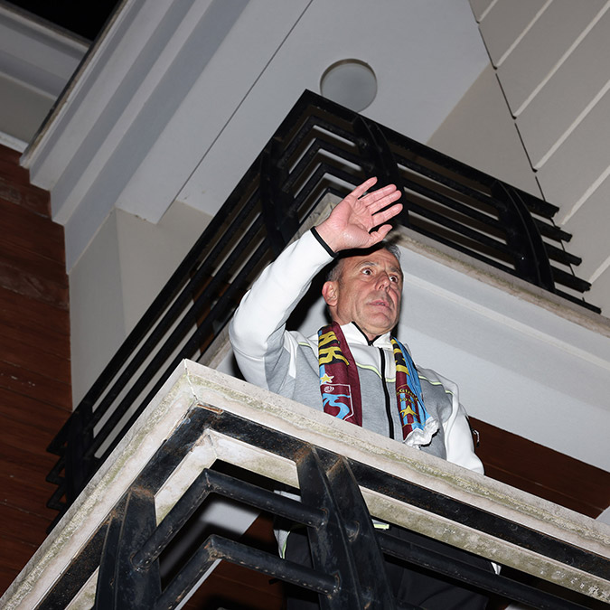 Trabzonsporlu taraftarlar, camiada yaşanan kötü gidişat nedeniyle istifası konuşulan teknik direktör Abdullah Avcı'ya evinin önünde toplanarak tezahüratlarla destek verdi.