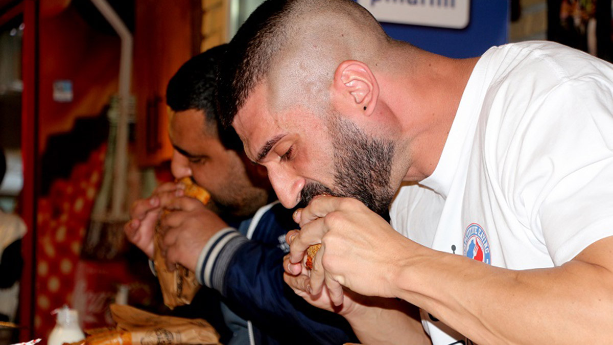 'Acılı Adana Tostu' yeme yarışması yapıldı