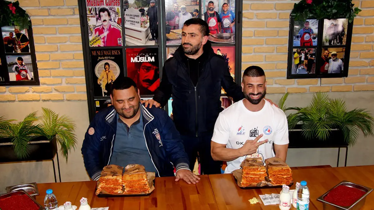 Adana’da ilk kez uluslararası katılımın olduğu 'acılı adana tostu' yeme yarışmasını 10 dakikada 10 tost yiyen avustralyalı james webby kazandı.  