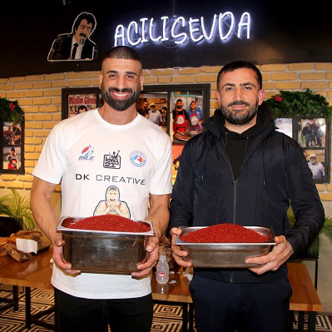 'Acılı Adana Tostu' yeme yarışması yapıldı