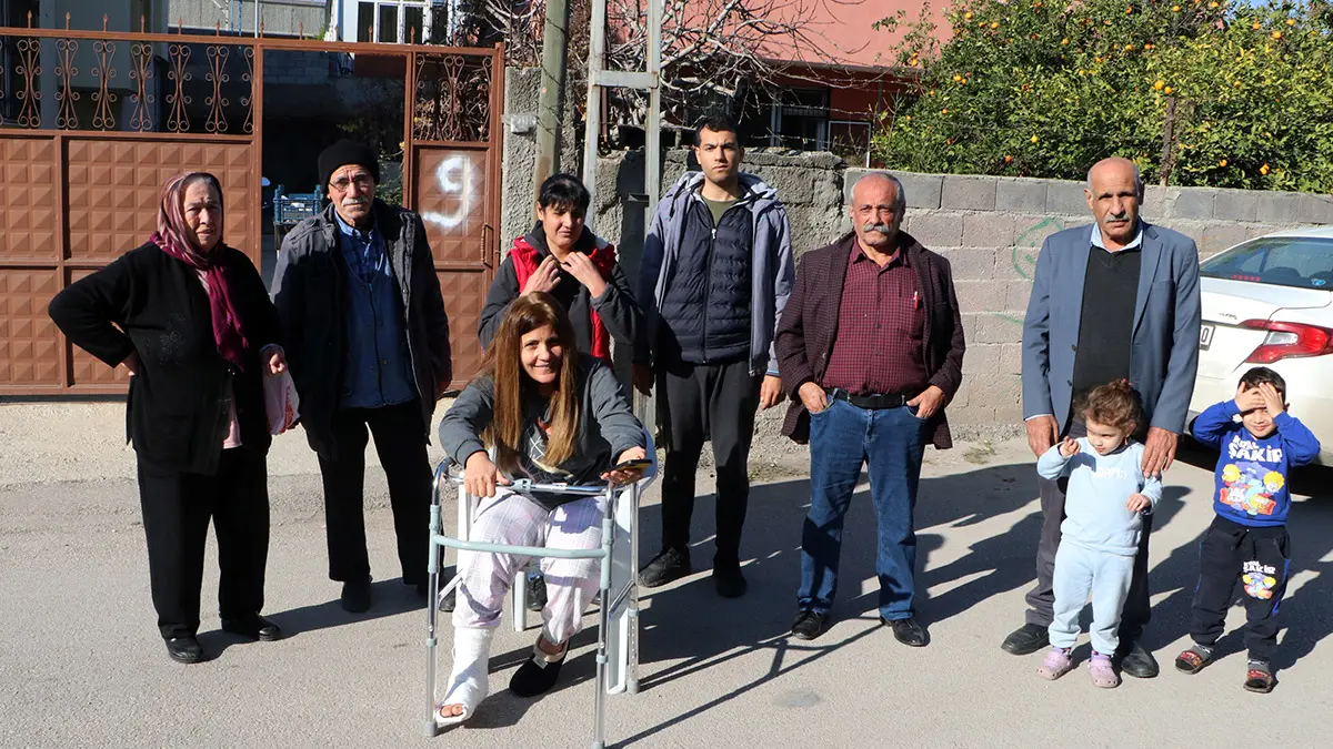 Adana'nın yüreğir ilçesinde 3 ay önce dağıtım kutusu çalınıp, internetsiz kalan 5 aile, mağduriyetlerinin giderilmesini istiyor.