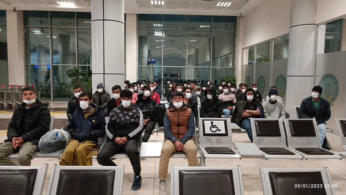 138 Afganistanlı kaçak göçmen ülkelerine gönderildi