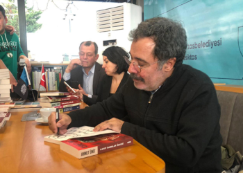 Ahmet Ümit Beltaş Kitap Kafe'de okurlarıyla buluştu