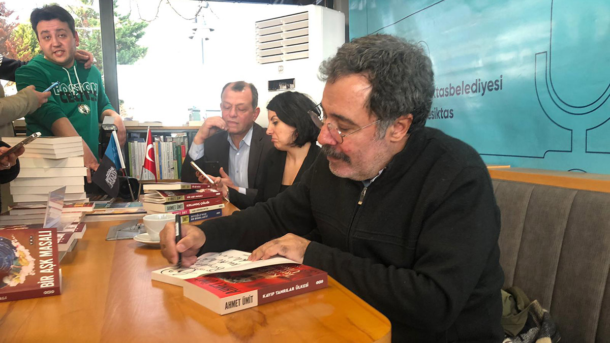 Ahmet Ümit Beltaş Kitap Kafe'de okurlarıyla buluştu