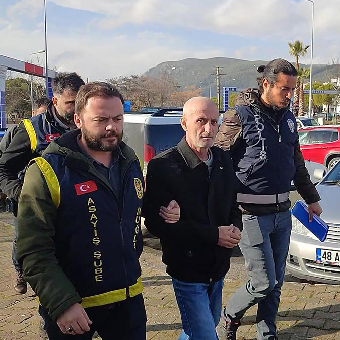 Muğla'da Uğur Öner (60), birlikte yaşadığı Alzheimer hastası ablası Canan Öner'e (63) tuz ruhu içirerek öldürüp, aynı yolla intihara kalkıştı. Ablasını öldürdüğünü söyleyip, suçunu itiraf eden Uğur Öner, hastanedeki tedavisinin ardından gözaltına alındı.