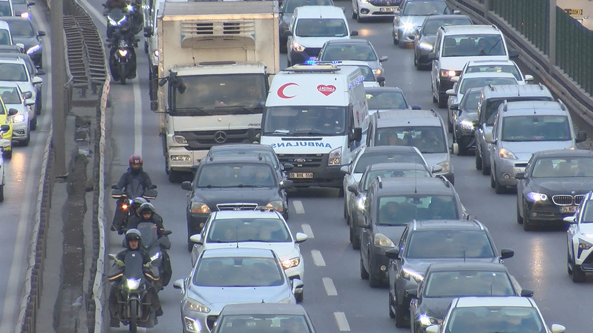 Ambulans şoförleri duyarsız sürücülerle mücadele ediyor