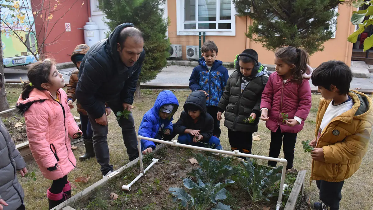 İzmir'in karşıyaka ilçesindeki anaokulda geliştirilen projelerle, öğrencilere sürdürülebilir çevre farkındalığı kazandırılmaya çalışılıyor.