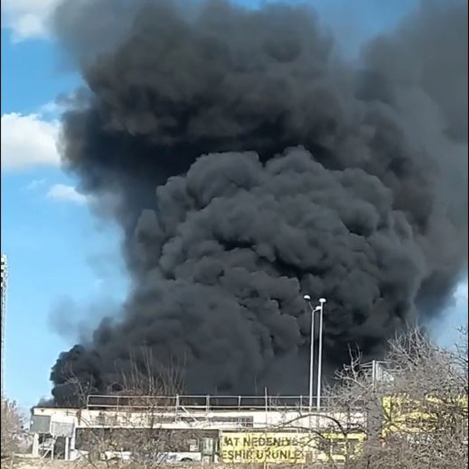 Ankara'da halı mağazasının çatısı yandı