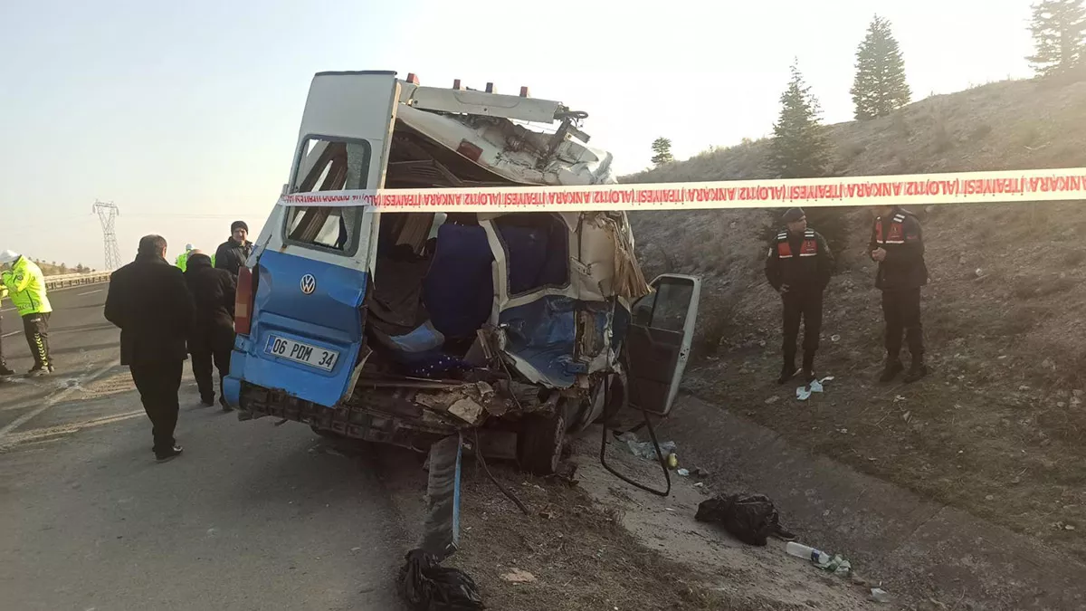 Ankara'da iki servis minibüsü çarpıştı