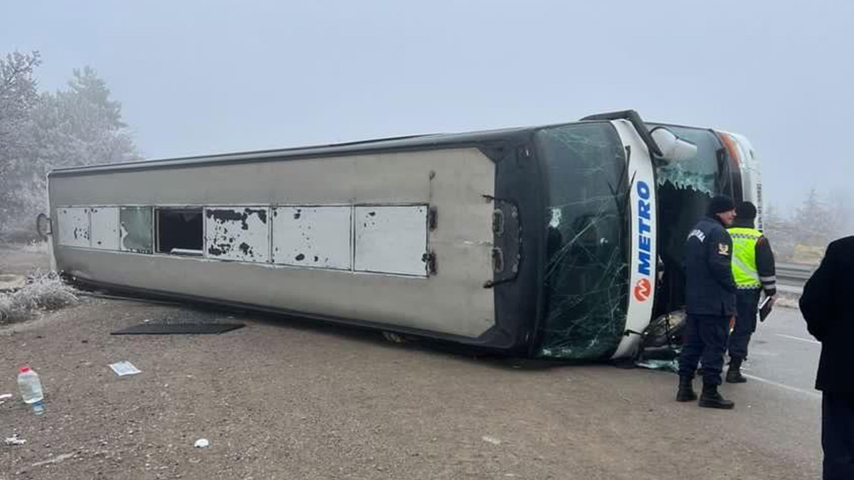Ankara'da yolcu otobüsü devrildi; 8 yaralı var