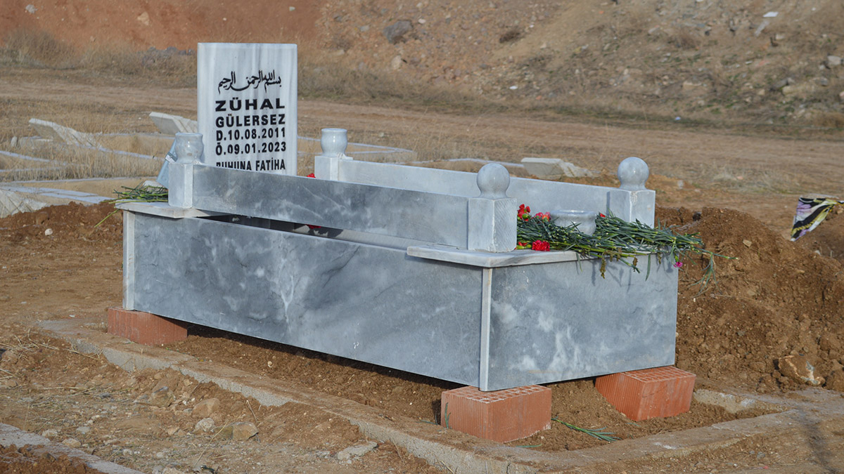 Zihinsel engelli Zühal'in mezarını bakanlık yaptırdı