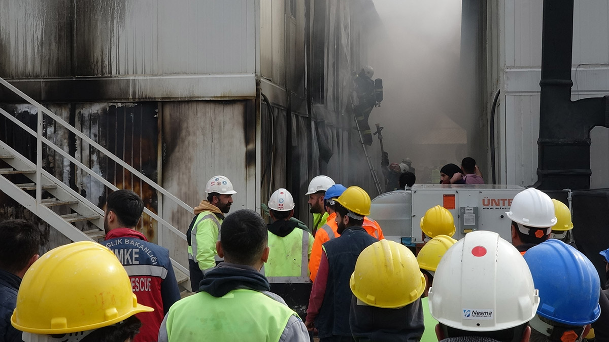 200 işçinin kaldığı konteyner yandı