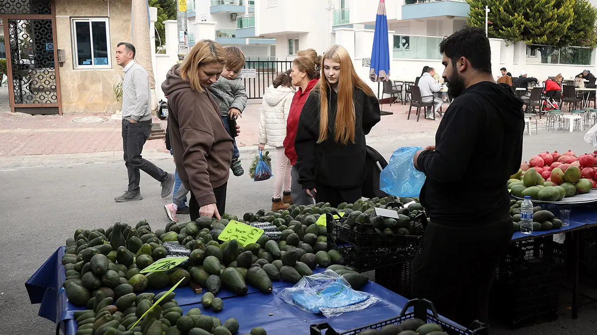 Rusya-ukrayna savaşının ardından antalya'ya iki ülkeden yaşanan göç, kentte birçok etkiye yol açtı. Antalya'da emlak sektörüne rus ve ukraynalı etkisi ciddi boyutlara ulaştı.